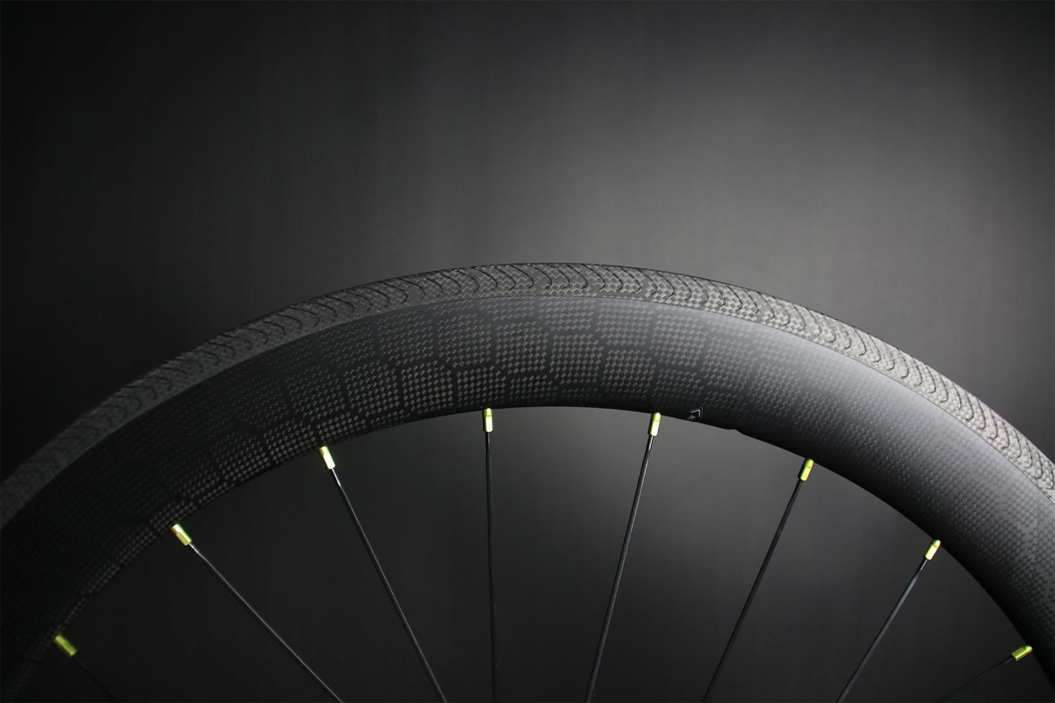 sapim-lime-aluminum-spoke-nipples-on-carbon-wheel