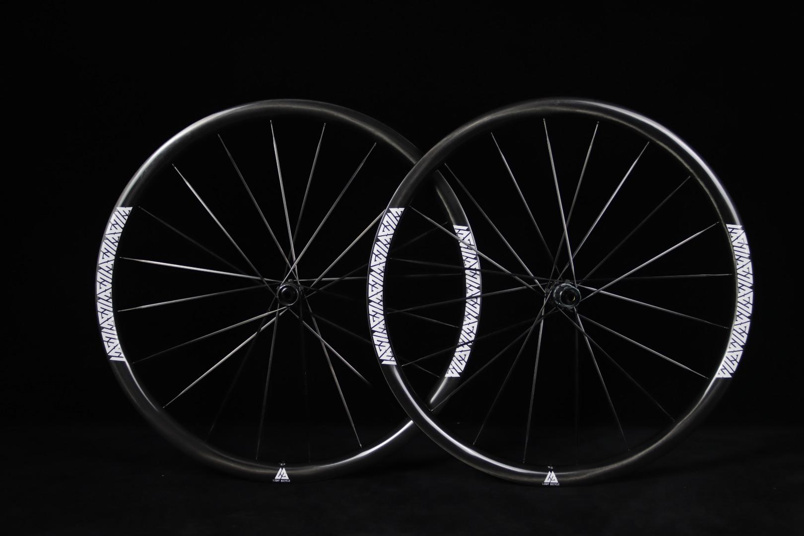 light-bicycle-airia-32-disc-brake-carbon-spoke-wheelset-paired-with-speed-hub-gen3