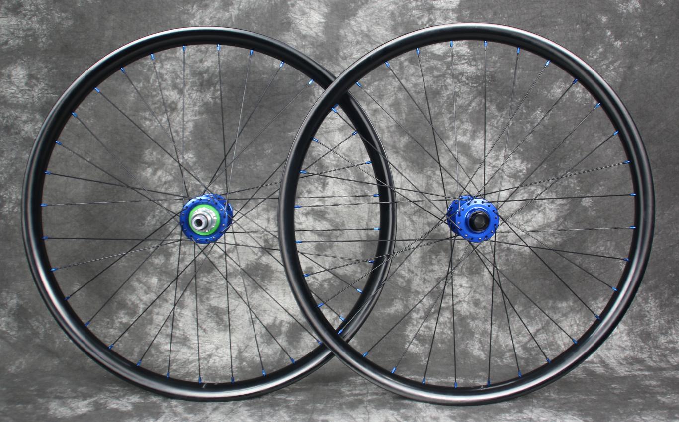 en732-enduro-downhill-carbon-wheelset-650b-blue-hubs-nipples