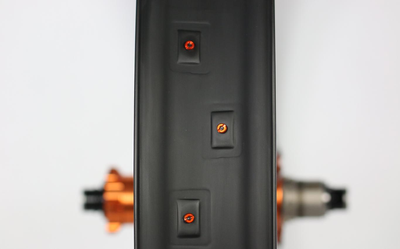 fs680-single-wall-carbon-rim-center-channel-holes-sapim-aluminum-nipples-orange