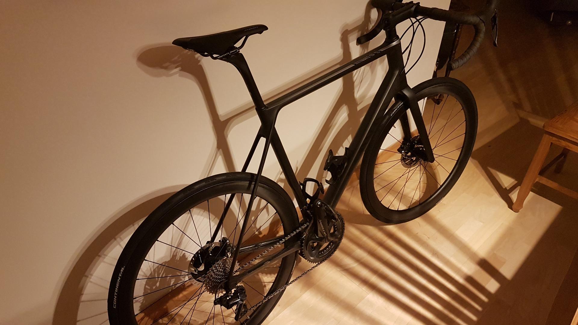 canyon-ultimate-cf-sl-road-bike-with-light-bicycle-r45-carbon-fiber-wheelset-and-continental-gp5000-tyres