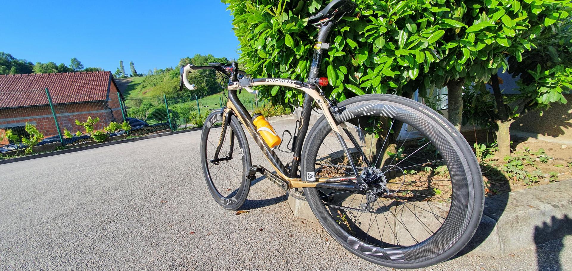fondriest-tf2-road-bike-with-light-bicycle-r55-55mm-deep-aero-carbon-wheels-by-a-bush