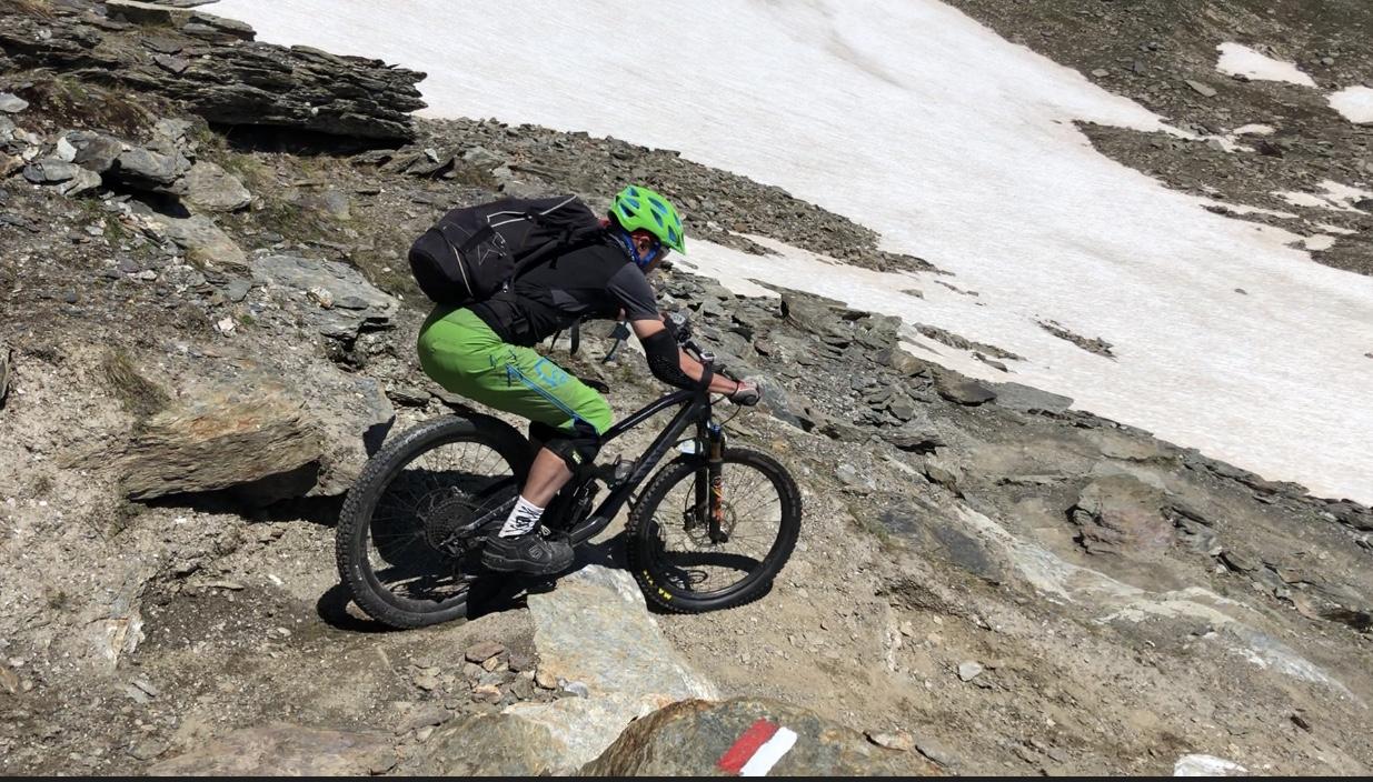 650B-carbon-fiber-rims-AM733-40mm-outer-width-on-rock