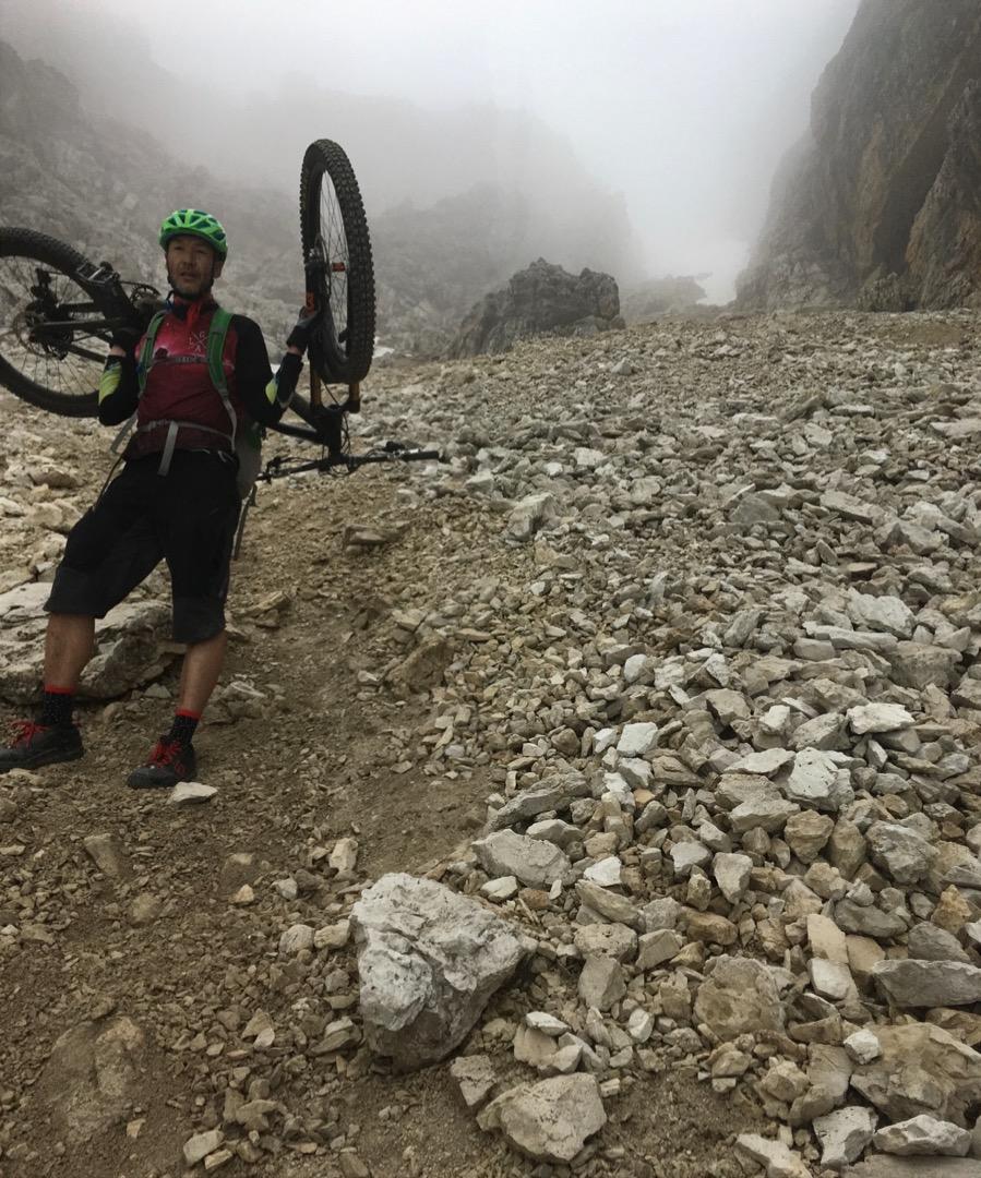carry-the-bike-that-built-with-650b-icarbon-rims-manufactured-by-LB