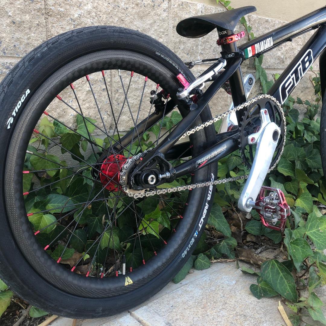 moto-g2-20inch-bmx-12k-carbon-rear-wheel-mounted-with-Tioga-fastr-react-tire-20-1.6