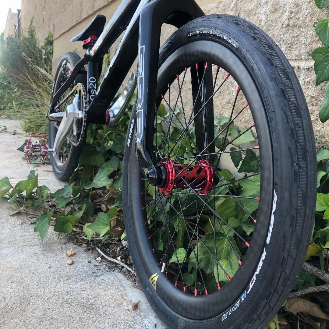 moto-g2-20inch-bmx-carbon-wheel-with-Onyx-racing-bmx-hubs-red-tioga-fastr-react-tire-20-1.6