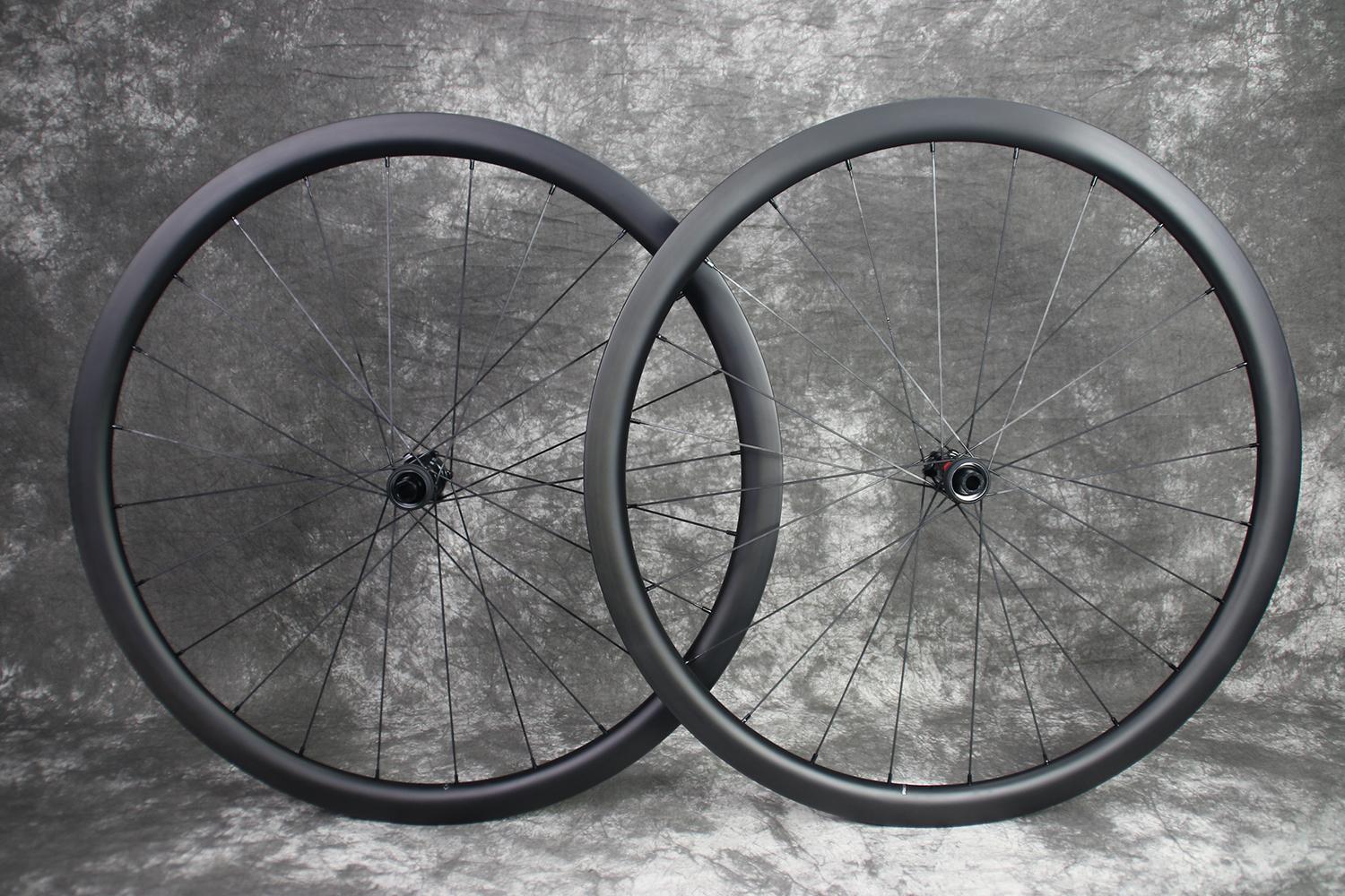 R35-700c-road-disc-ud-matte-carbon-wheelset