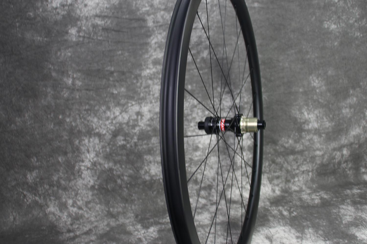 ar35-700c-road-disc-tubeless-compatible-carbon-wheel