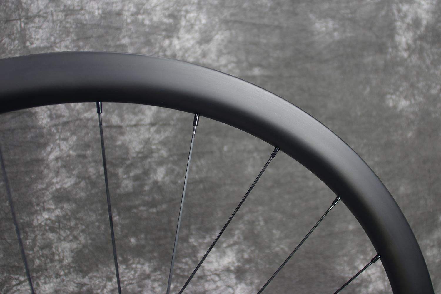 r35-700c-35mm-ud-matte-carbon-wheel