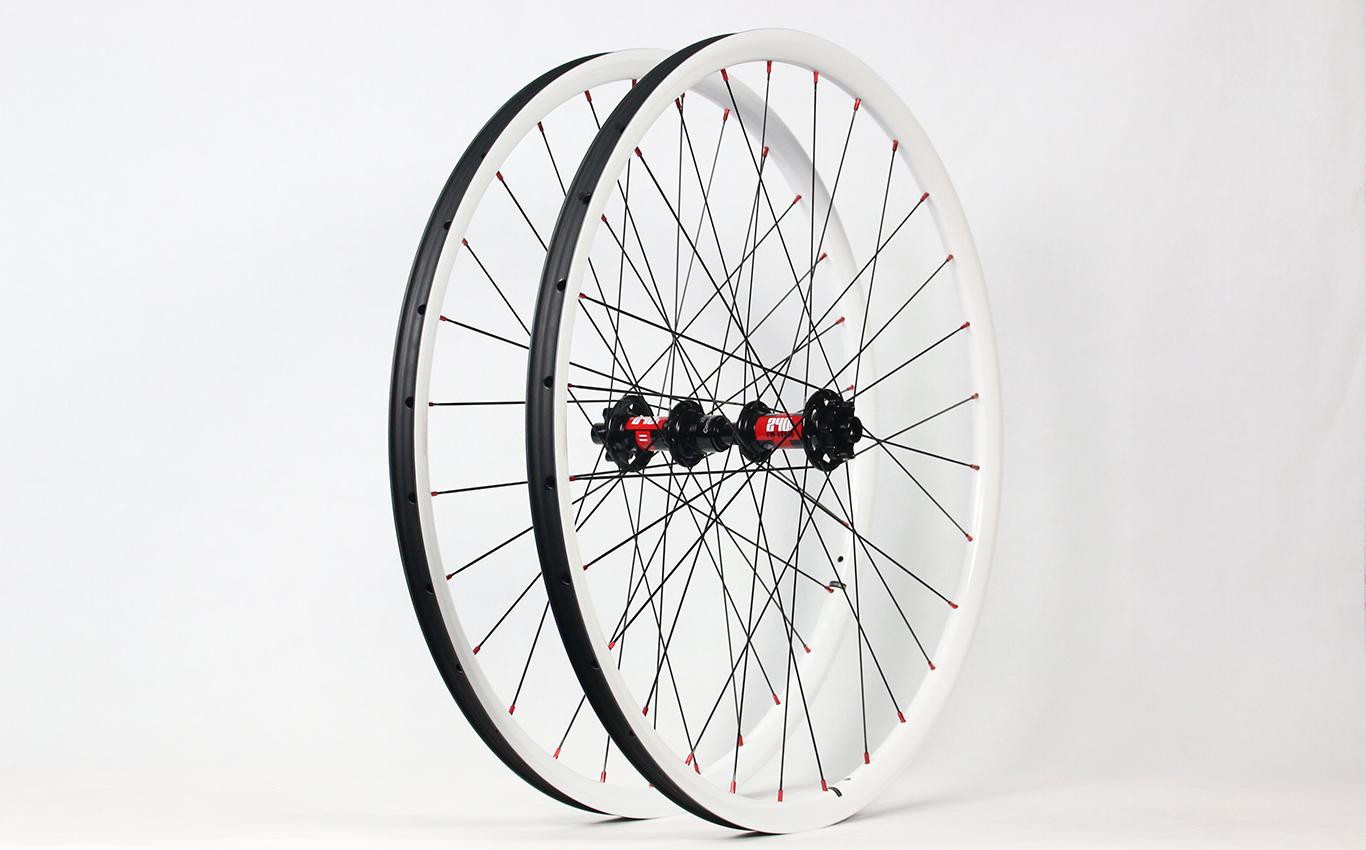 light-bicycle-rm29c06-flyweight-carbon-wheelset-with-dt-swiss-240-classic-road-hubs