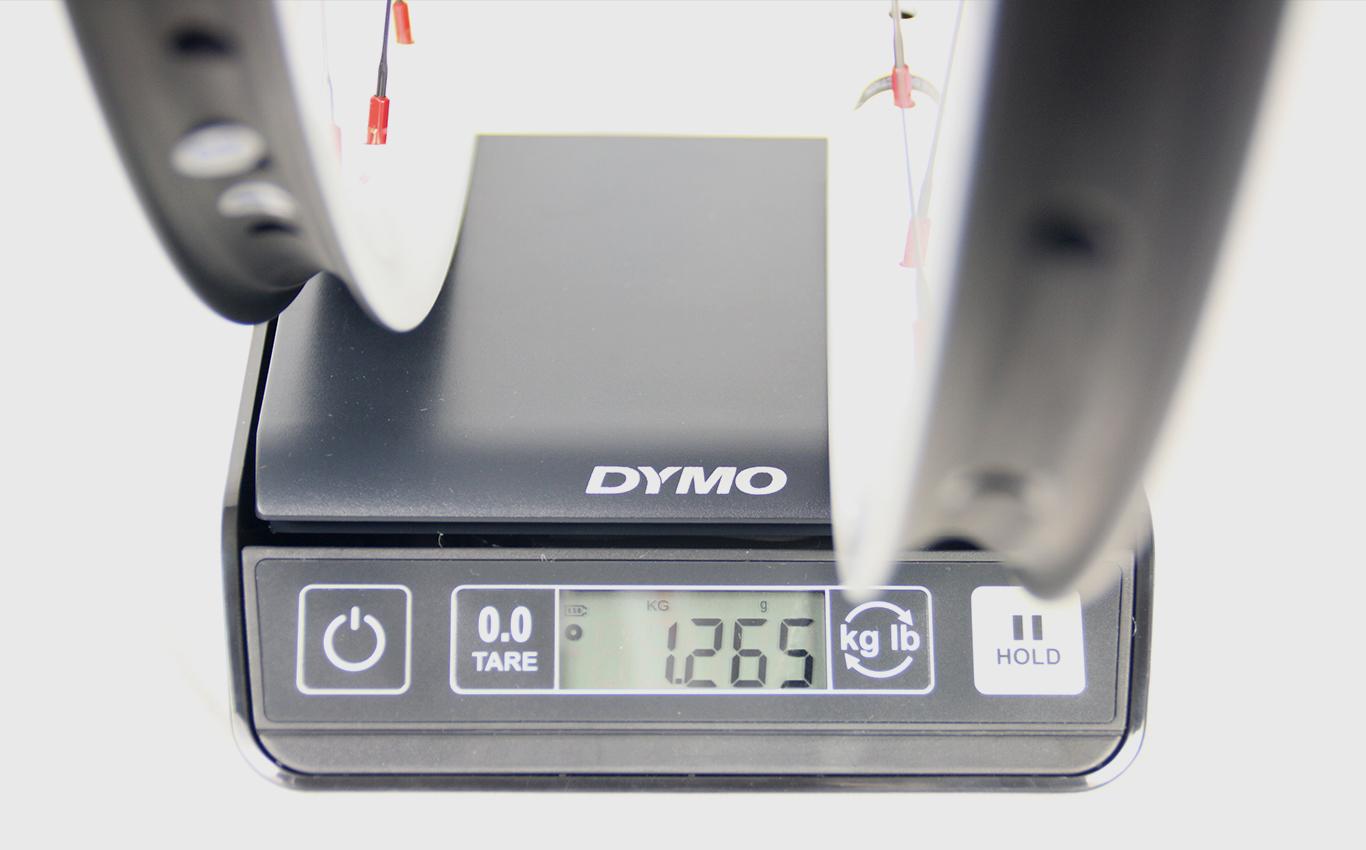 measuring-weight-of-light-bicycle-rm29c06-mtb-wheelset