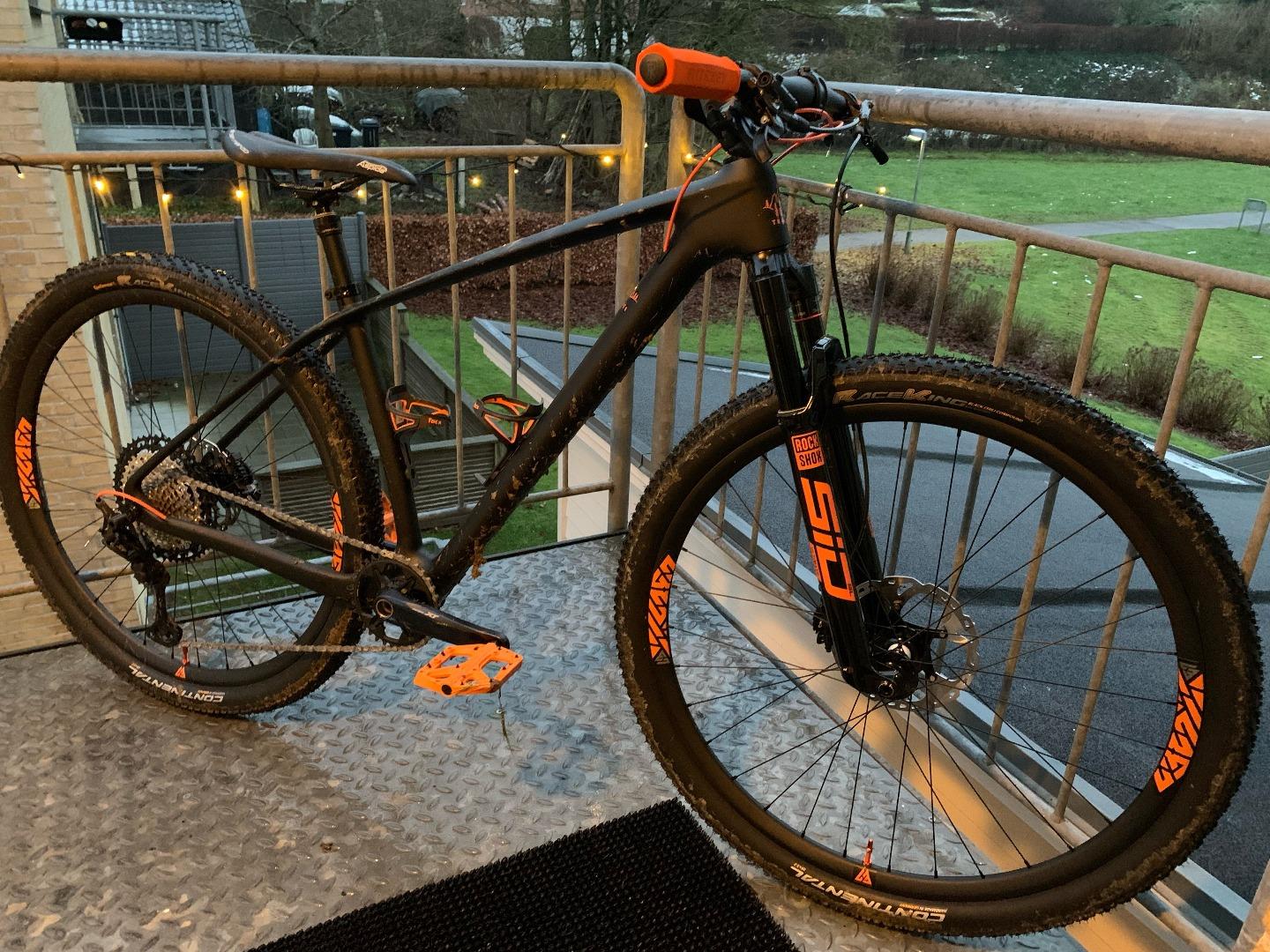 hardtail-29er-mtb-with-light-bicycle-rm29c06-carbon-wheels