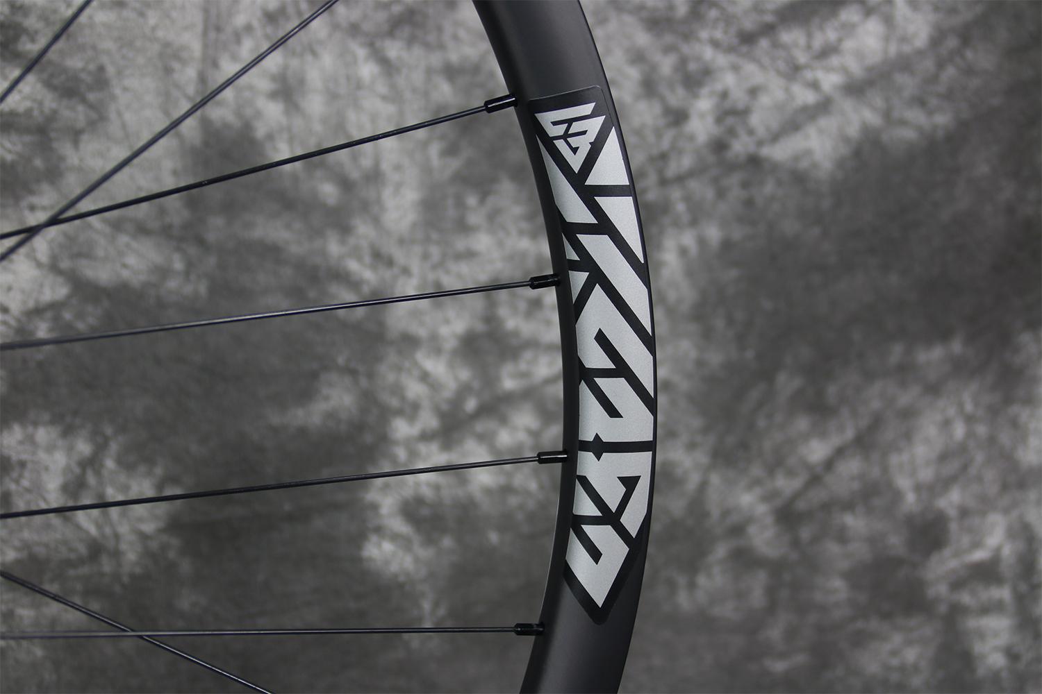 25mm-deep-mtb-carbon-wheel-stealth-sticker