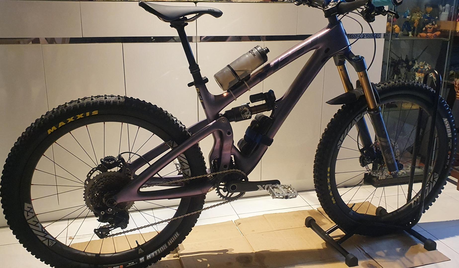 light-bicycle-rm650bc13-27.5-tubeless-carbon-wheels-with-stealth-rim-decals-on-yeti-enduro-frame