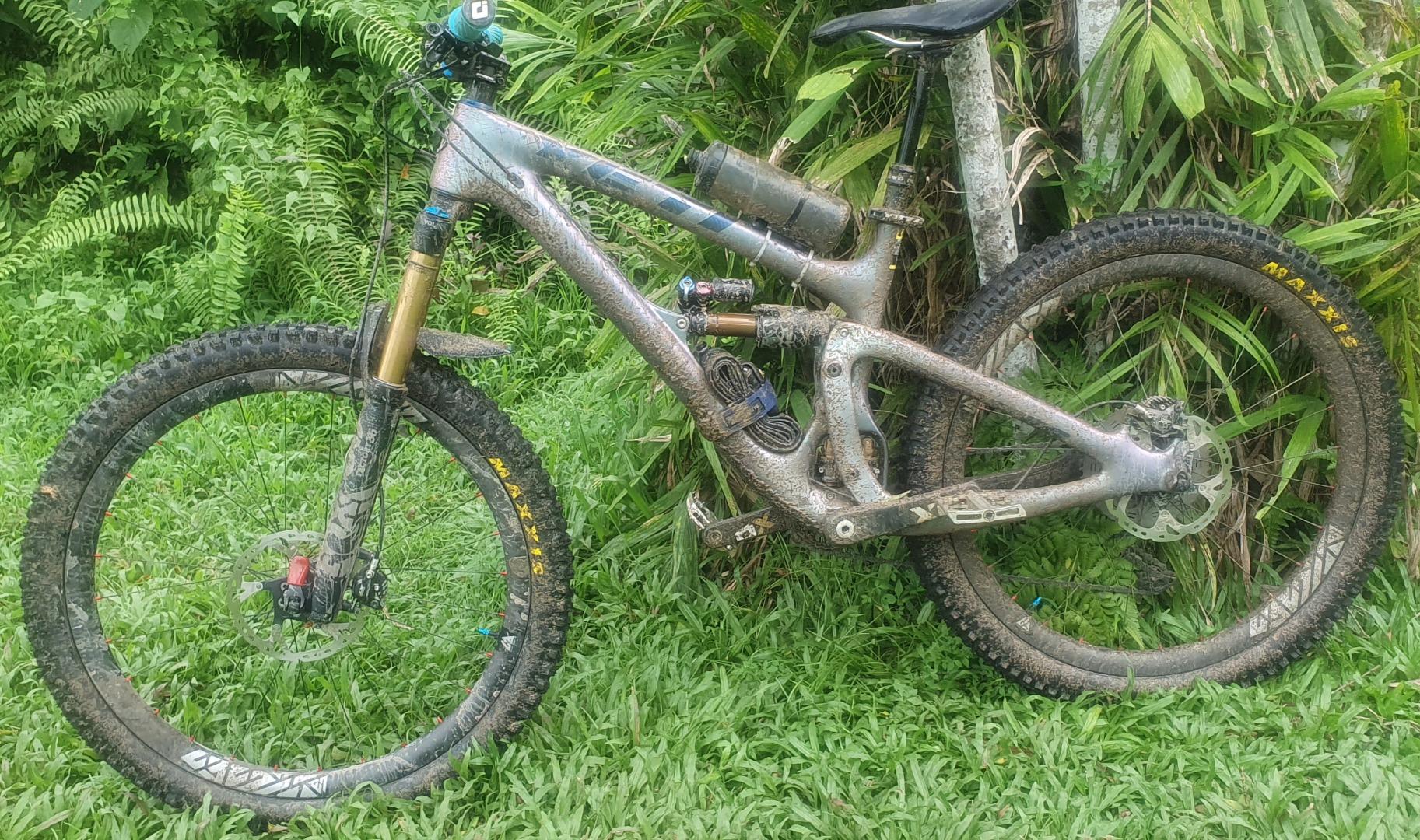 muddy-yeti-650b-dh-enduro-bike-carbon-wheels