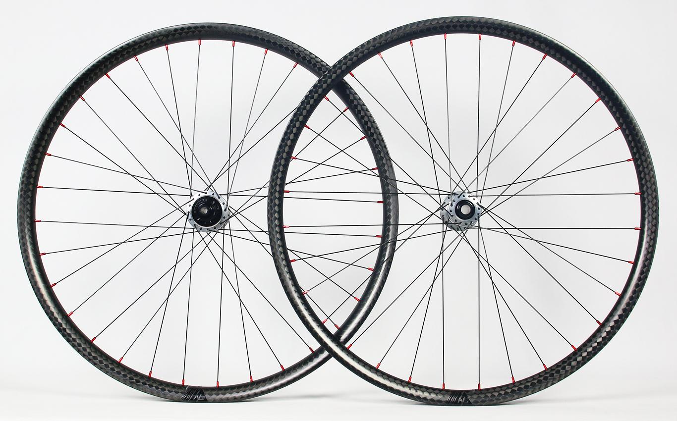 am930-12k-weave-paintless-carbon-wheelset-with-red-nipples-silver-hubs