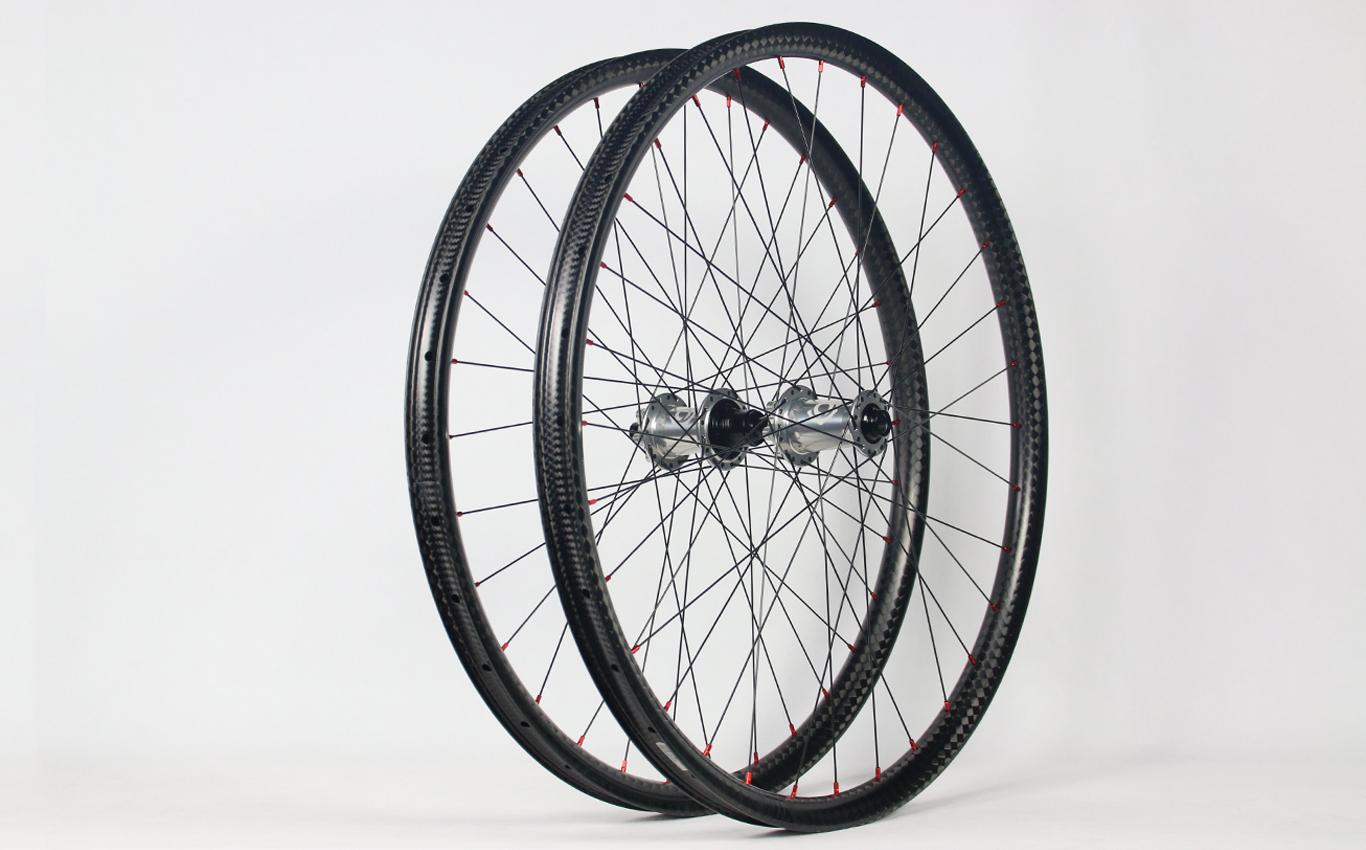 am930-29er-12k-paintless-carbon-rims-laced-to-i9-hydra-boost-mtb-hubs-silver