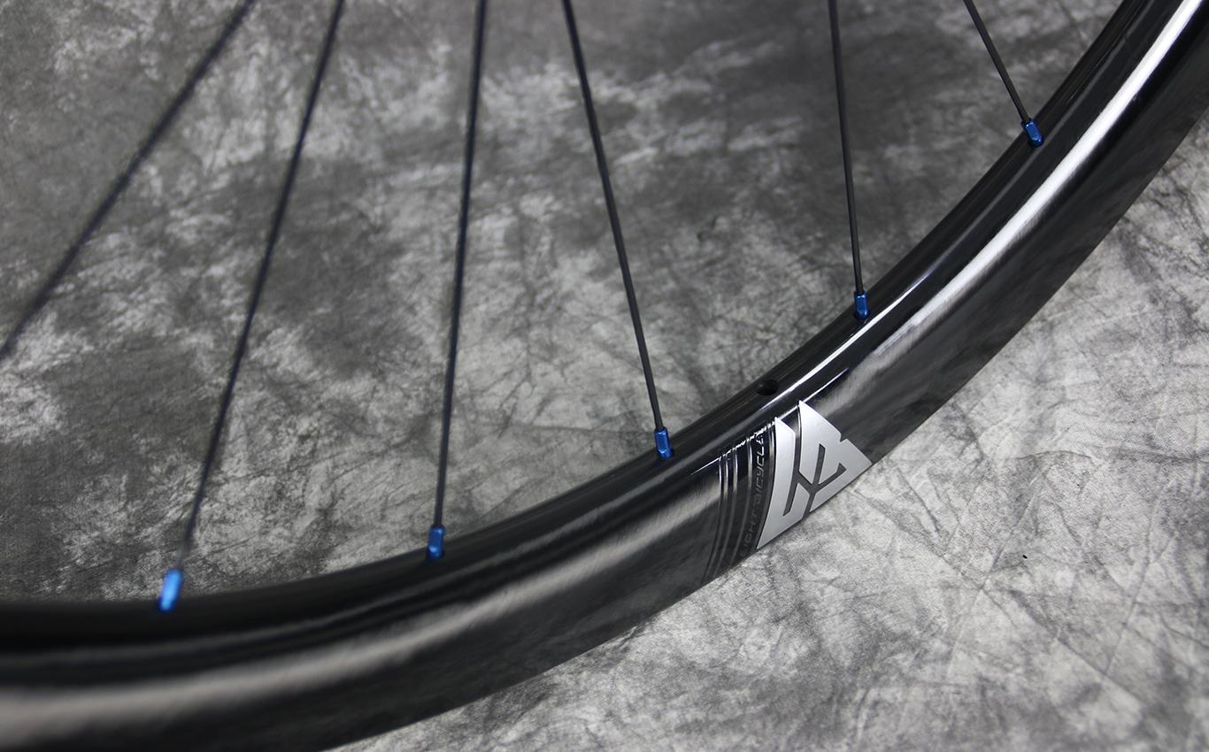 carbon-rim-with-silver-white-valve-decal-blue-spoke-nipples