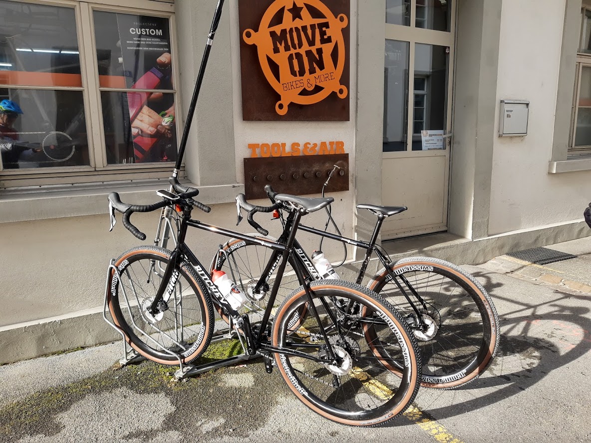 Ritchey-carbon-road-frames-Falcon-Pro-WR38-UD-24H-carbon-rims-DT-240s-Sapim-CX-Ray-bontrager-team-issue-gr2-tires