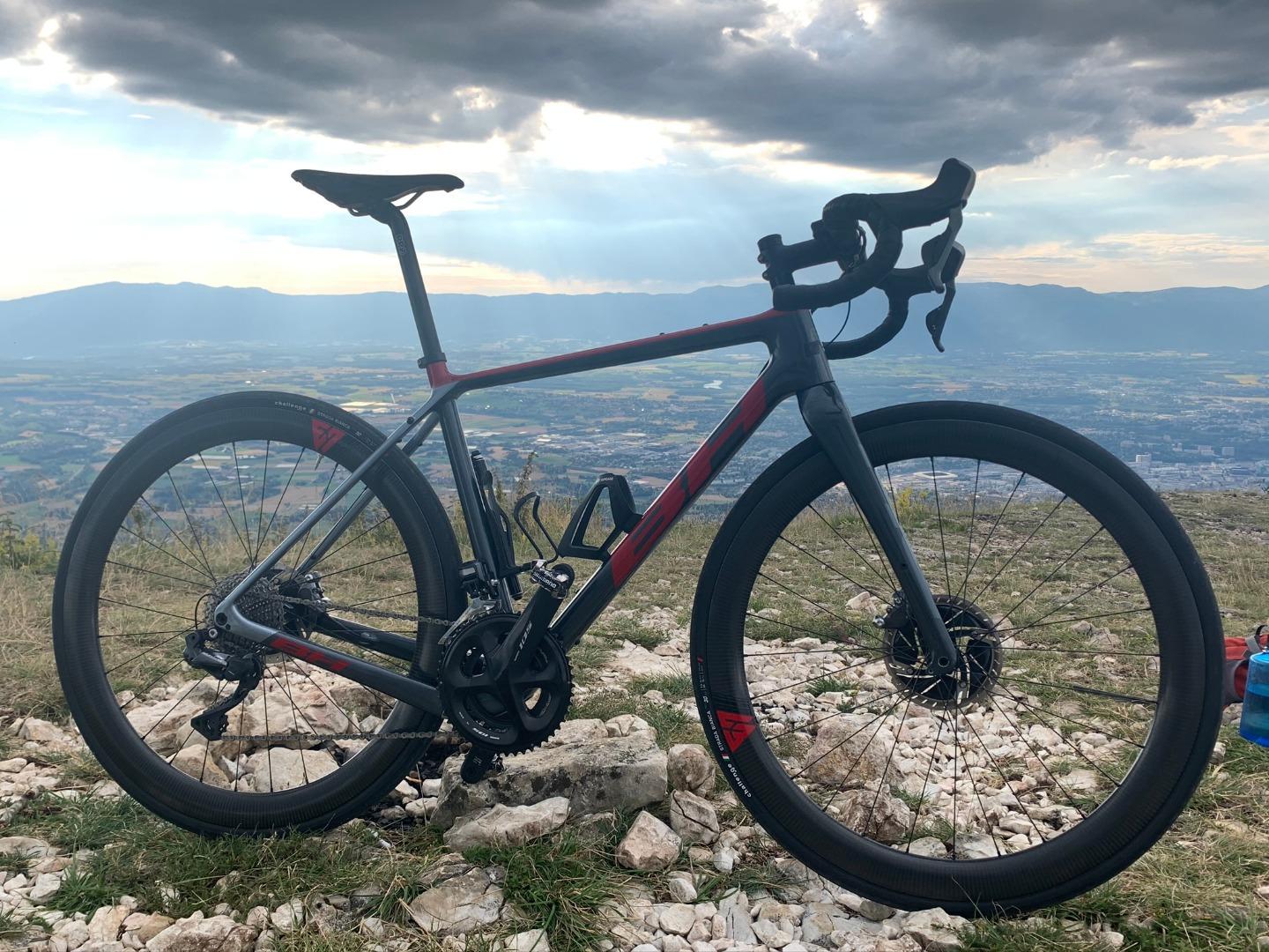 BH-road-disc-frame-with-700c-50mm-deep-carbon-wheels-red-decals