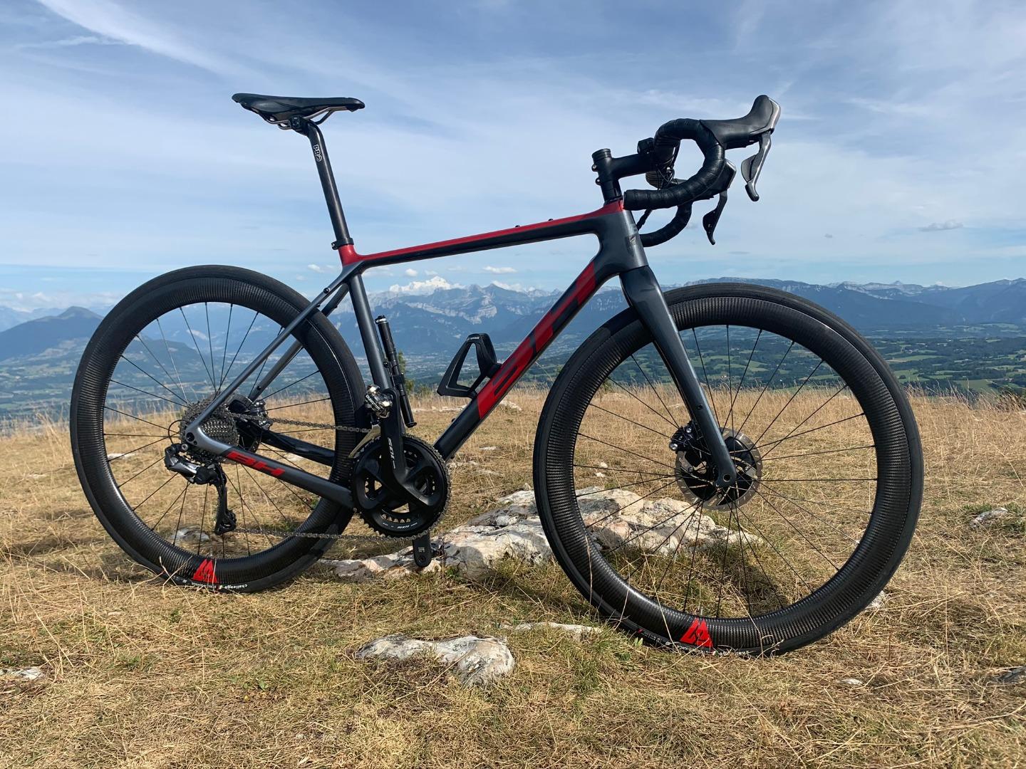 WR50-carbon-wheelset-with-challenge-strada-bianca-tubeless-ready-tires