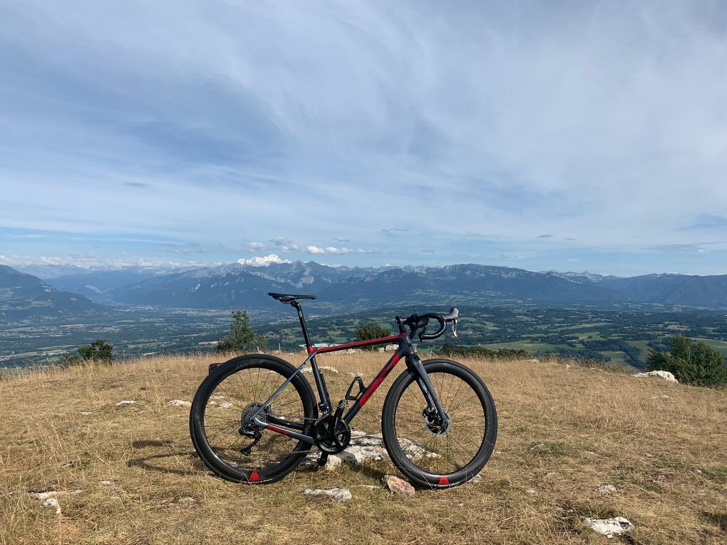 bh-road-disc-bicycle-with-carbon-wheels-for-gravel-dirt-riding