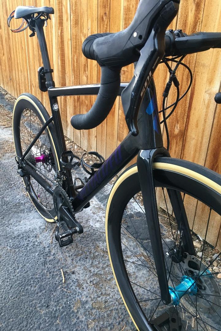 Tarmac-SL6-With-Light-Bicycle-WR50-Carbon-Wheels-Frontview