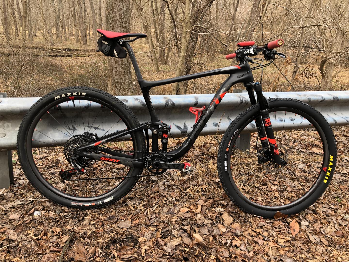 light-bicycle-xc925-paintless-carbon-fiber-wheels-with-red-logo-decals-on-maxxis-tires-fox-elite-32-fork