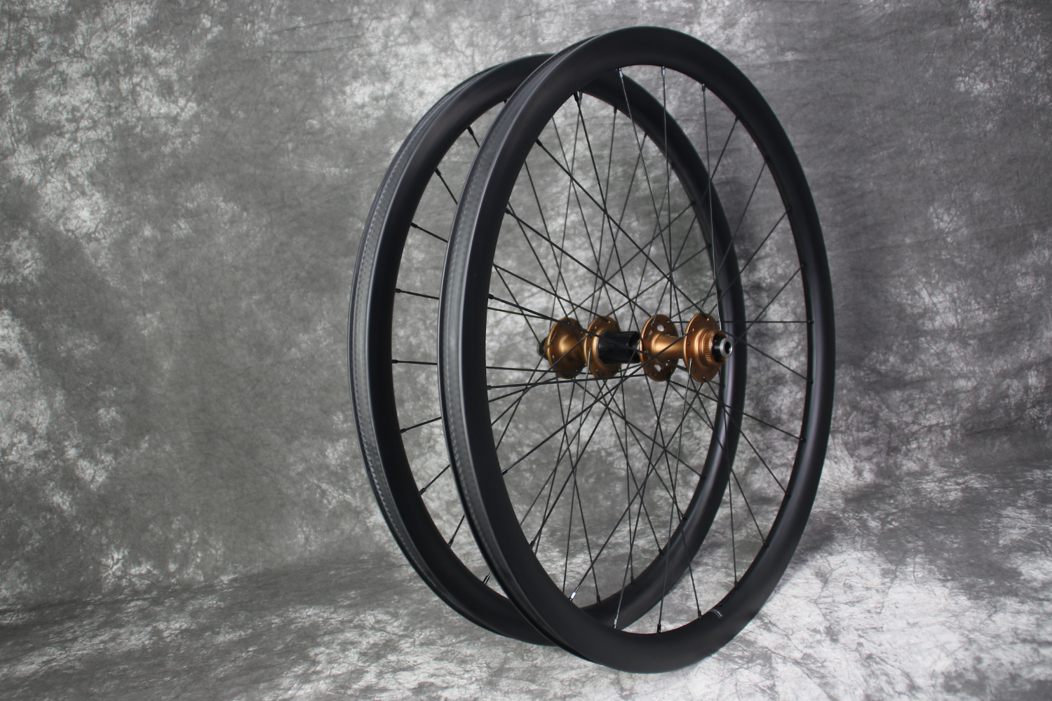 ar35-700c-road-disc-tubeless-compatible-Chris-King-R45D-hubs-carbon-wheelset