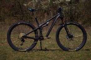 custom-racing-mountain-bike-wheel-build-with-Light-Bicycle-29er-carbon-fibre-rims-and-maxxis-ardent-race-29-2.35-tl-ready-tires-