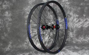 rm26c02-26inch-cross-country-carbon-wheelset-blue-stickers