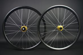 RM26C03-26er-ud-satin-gold-I9-hydra-hub-silver-nipple-carbon-wheelset