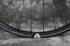 en932-29er-carbon-wheel-silver-valve-deacl