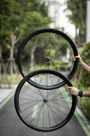 light-bicycle-ag48-disc-review-next-level-engineering-with-qvist-mono