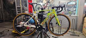 light-bicycle-airia-32-disc-carbon-road-wheelset-installed-on-a-tavelo-bike