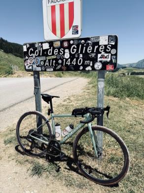 light-bicycle-airia-32-disc-all-road-carbon-wheelset-installed-on-specialized-aethos