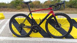 light-bicycle-airia-45-disc-review-tailor-made-speed-for-the-colnago-c68