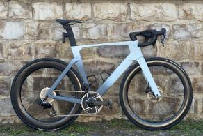 light-bicycle-airia-52-65-disc-review-speed-meets-stability