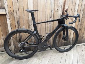 light-bicycle-airia-52-disc-review-aero-speed-lightweight-climbing