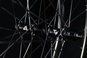 light-bicycle-airia-55-disc-custom-bicycle-wheel-building