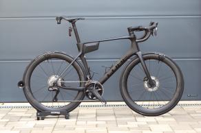 light-bicycle-airia-55-disc-custom-carbon-fiber-wheels-installed-on-a-cube-bike