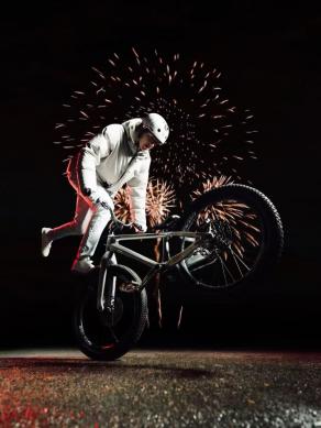 light-bicycle-am431-review-street-trials-experience-to-new-heights