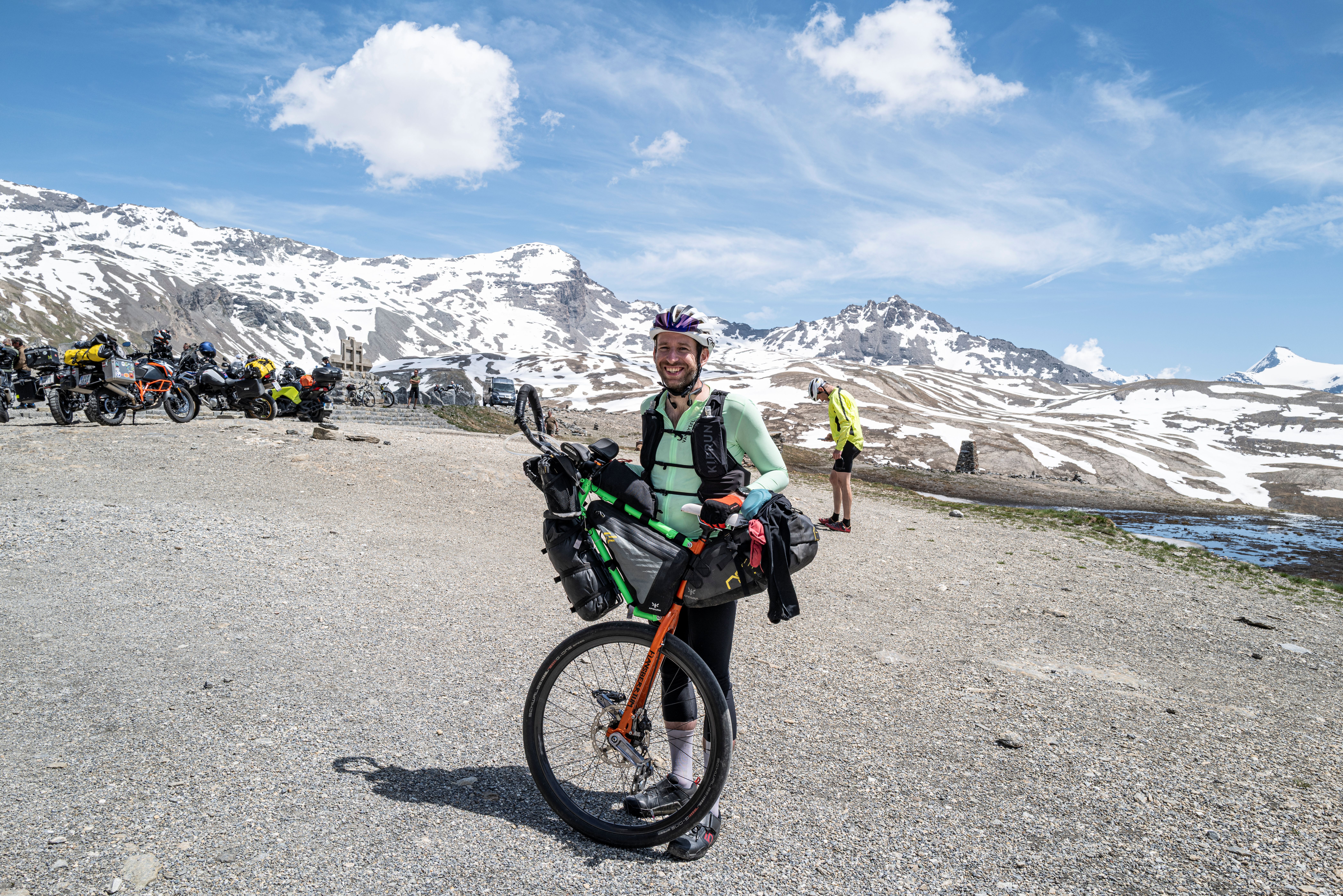 light-bicycle-ar25-disc-brake-all-road-carbon-wheel-at-col-de-l-iseran