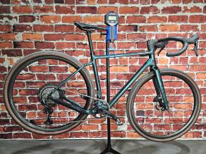 light-bicycle-journey-gravel-frameset-with-ar25-carbon-wheels