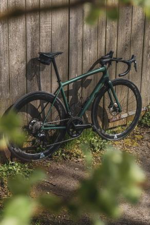 specialized-aethos-with-custom-carbon-wheels-from-light-bicycle