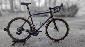 specialized-aethos-pro-on-light-bicycle-ar465-wheels