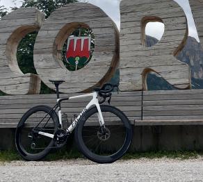 factor-o2-on-light-bicycle-ar56-56mm-depth-carbon-wheels