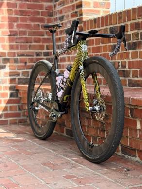 light-bicycle-ar56-disc-brake-gravel-carbon-wheelset-installed-on-a-scott-addict-gravel-tuned-bike