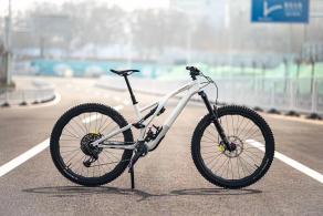 Stumpjumper-Evo-Expert-on-Light-Bicycle-EH935S-carbon-wheels