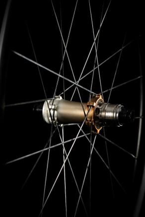 light-bicycle-x-qvist-co-branded-wheelset-review-german-engineering-meets-carbon-craftsmanship